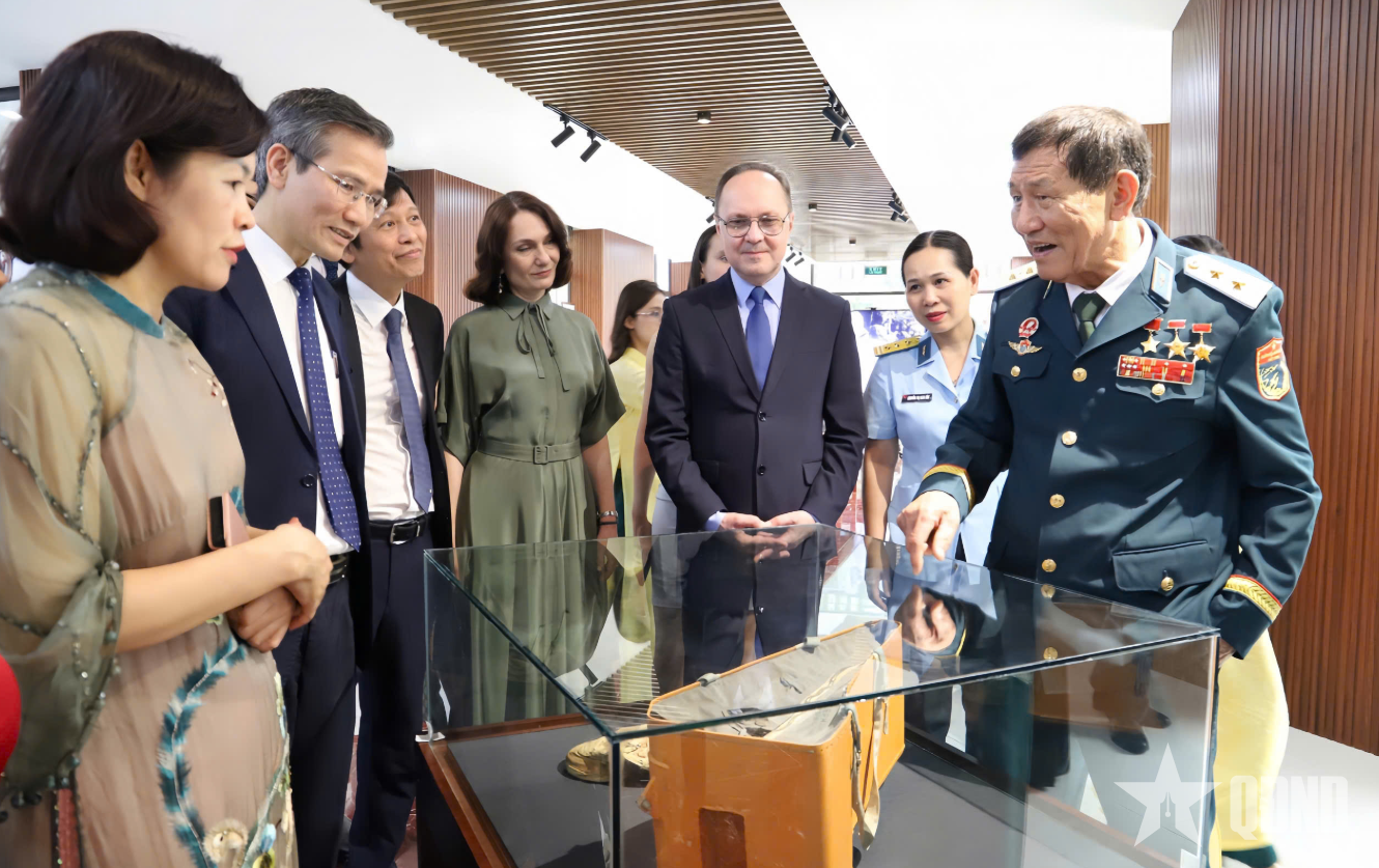 Hành trang lịch sử trong chuyến bay Liên hợp 37